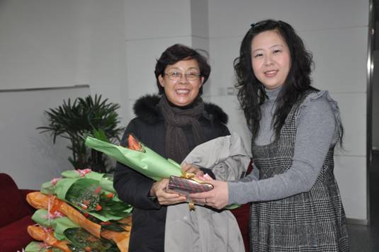 說明: 2014年新年，公司執(zhí)行董事、總經(jīng)理周玉軍向公司員工發(fā)放鮮花和慰問小禮品.jpg