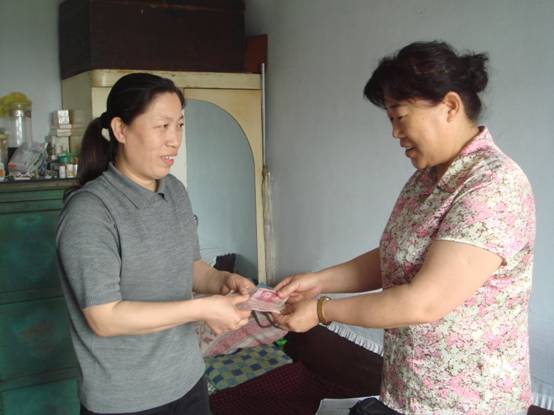 說明: 2014年7月16日，公司安置中心主任呂明代表公司領(lǐng)導慰問困難員工.JPG