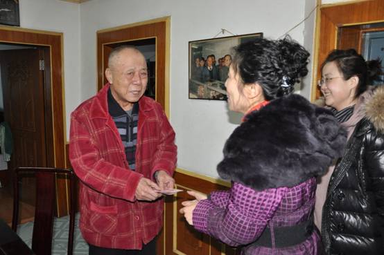 說(shuō)明: 2014年公司工會(huì)組織有關(guān)部門(mén)負(fù)責(zé)人慰問(wèn)公司離休干部欒寶貴.jpg